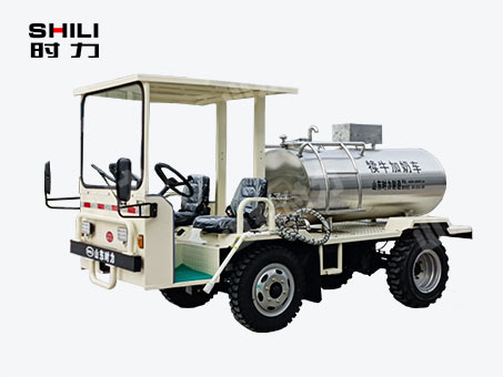 1方電動(dòng)四輪犢牛喂奶車(chē)（臥式罐、帶攪拌）